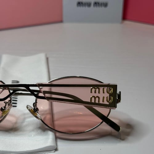 نظارة ميو ميو باللون الوردي الفاتح