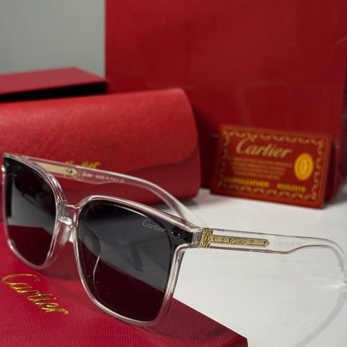 نظارة كارتير باللون الشفاف وشعار ذهبي