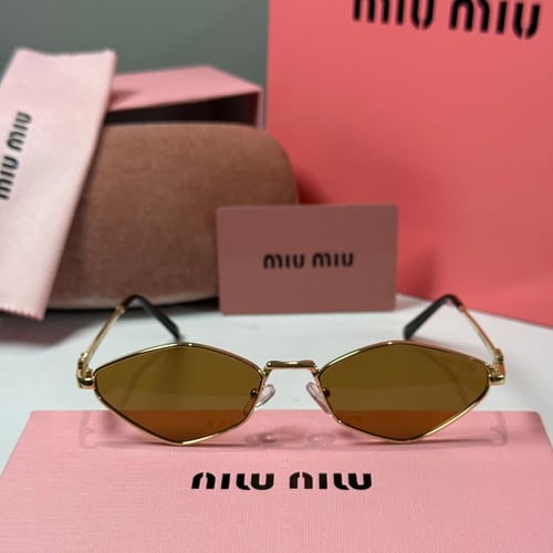 نظارة ميو ميو باللون الذهبي وعدسة سداسية باللون ال...