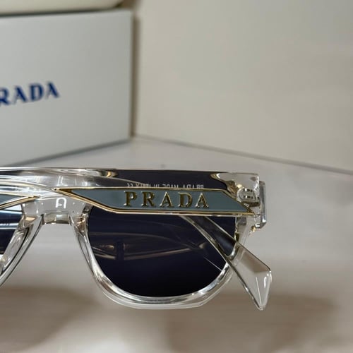 نظارة برادا باللون الشفاف بشعار ذهبي