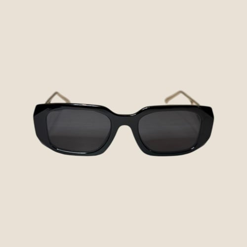 نظارة برادا بعدسة مستطيلة باللون الاسود وذراع بالل...