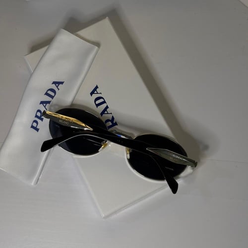 نظارة برادا باللون الاسود والفضي