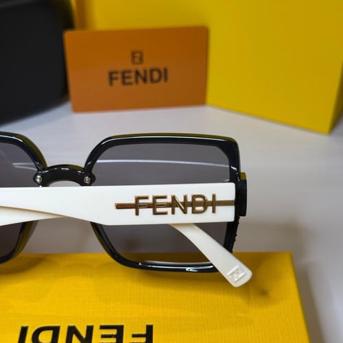 نظارة فندي بإطار مربع باللون الاسود وذراع باللون ا...