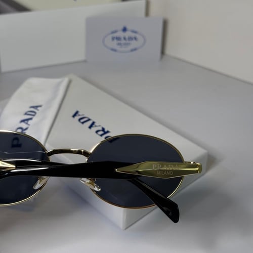 نظارة برادا باللون الاسود والذهبي