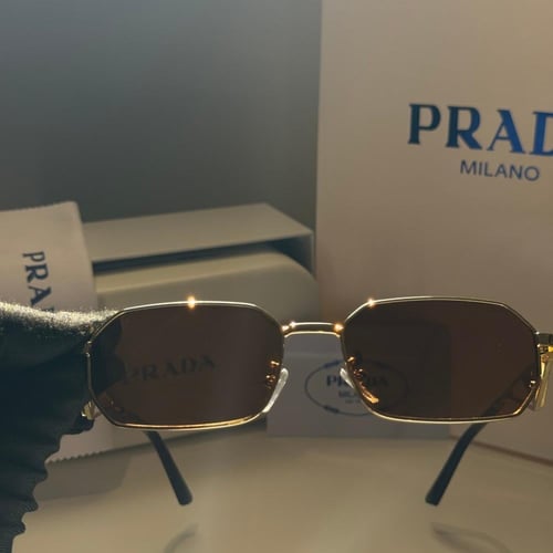 نظارة برادا 2Edge باللون الذهبي وعدسة بنية