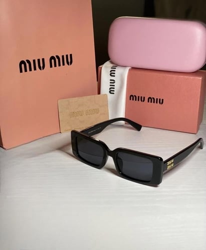 نظارة ميو Mيو باللون الاسود وإطار مستطيل