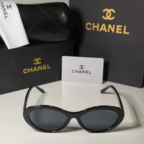 نظارة شانيل باللون الاسود وكتابة باللون الابيض على...