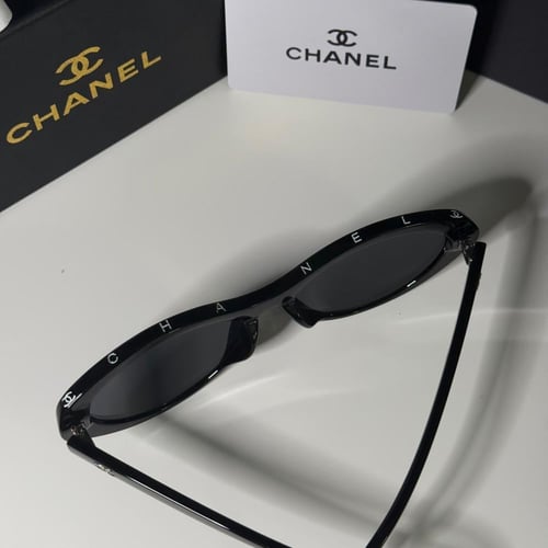 نظارة شانيل باللون الاسود وكتابة باللون الابيض على...
