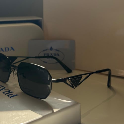 نظارة برادا 2Edge باللون الاسود