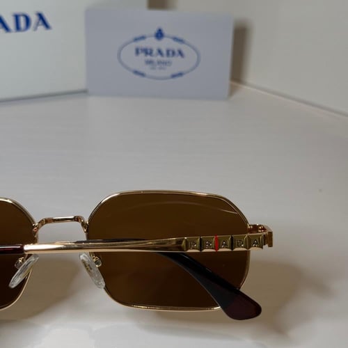 نظارة برادا بعدسة مستطيلة باللون الذهبي