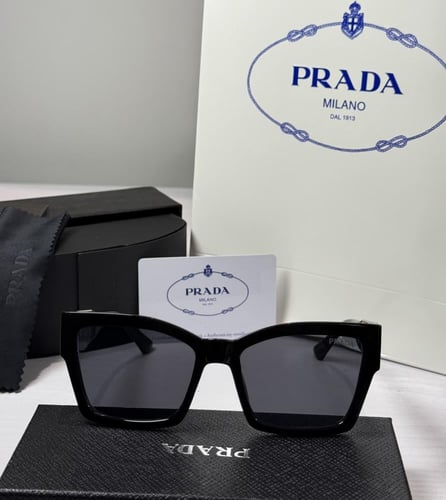 نظارة برادا بعدسة مربعه باللون الاسود وشعار مثلث ب...