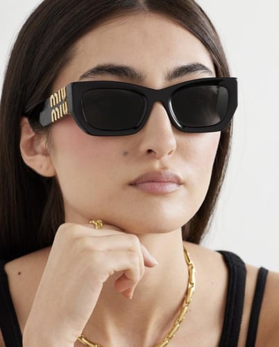 نظارة ميو ميو باللون الاسود وشعار باللون الذهبي