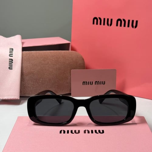 نظارة ميو ميو باللون الاسود وعدسة مستطيلة