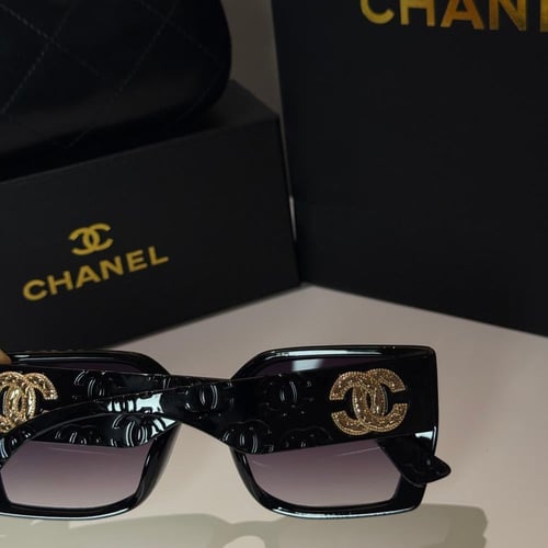 نظارة شانيل باللون الاسود بإطار مربع وذراع بلوقو ذ...