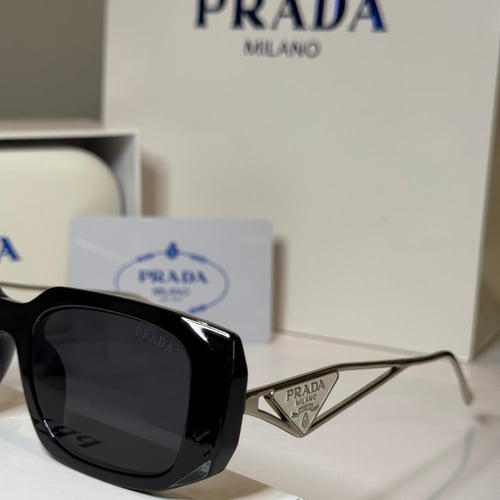 نظارة برادا بعدسة مستطيلة باللون الاسود وذراع بالل...