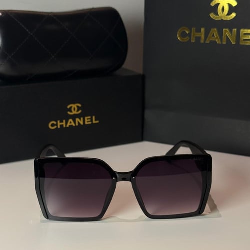 نظارة شانيل باللون الاسود بإطار مربع متعدد الشعار