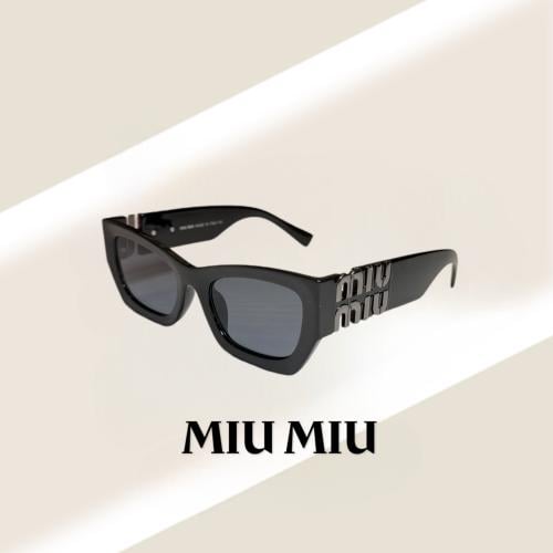 نظارة ميو ميو باللون الاسود وشعار باللون الفضي الغ...