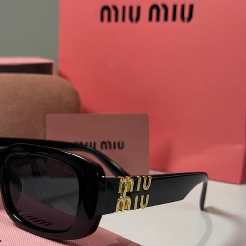 نظارة ميو ميو باللون الاسود وعدسة مستطيلة