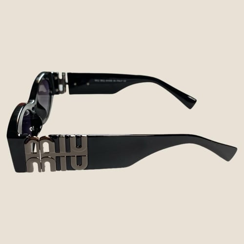 نظارة ميو mيو باللون الاسود وشعار فضي غامق