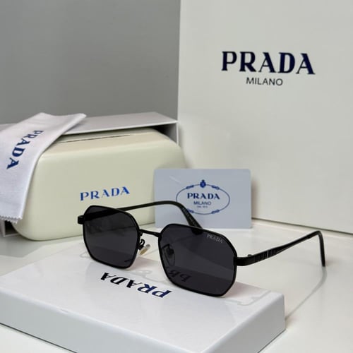 نظارة برادا بعدسة مستطيلة باللون الاسود