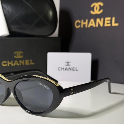 نظارة شانيل باللون الاسود وشعار باللون البيج على ا...