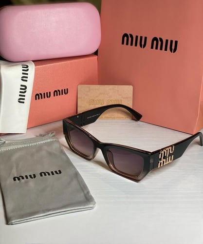 نظارة ميو ميو باللون الاسود وشعار ذهبي