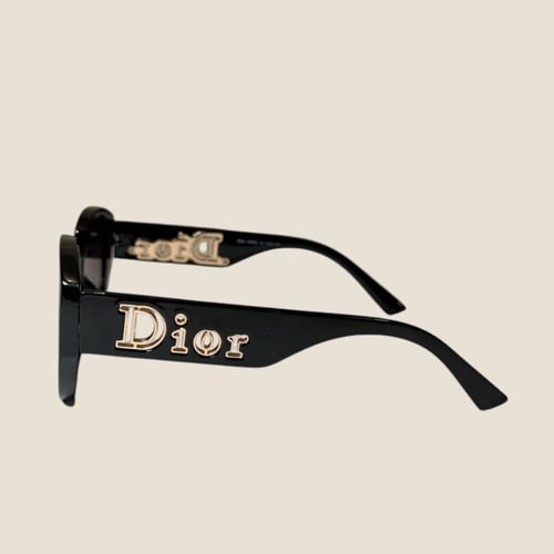 نظارة ديور باللون الاسود بشعار محفور