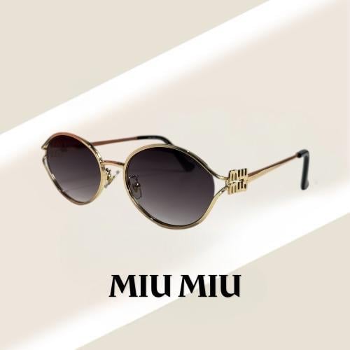 نظارة ميو ميو (Logo) باللون الذهبي وعدسة سوداء مدر...