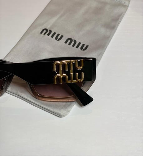 نظارة ميو ميو باللون الاسود وشعار ذهبي