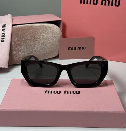 نظارة ميو ميو باللون الاسود وشعار باللون الذهبي