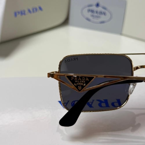 نظارة برادا باللون الذهبي وعدسة مستطيلة (_)