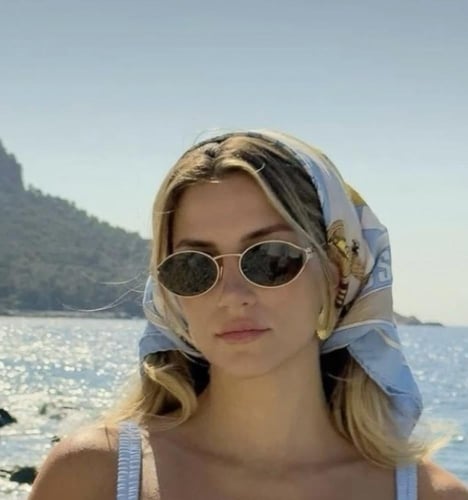 نظارة ميو ميو (Logo) باللون الذهبي وعدسة سوداء مدر...