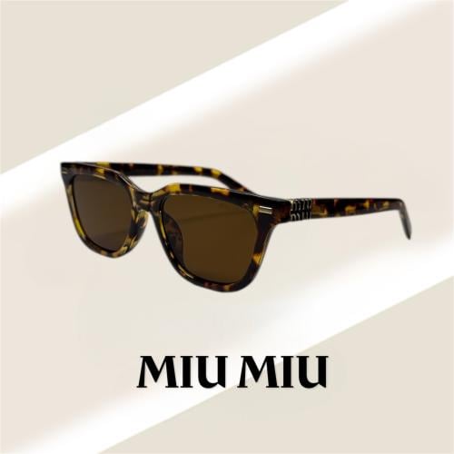 نظارة ميو ميو كلاسيك باللون التايقر وعدسة بنية