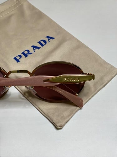 نظارة Pرادا بعدسة بيضاوية باللون الوردي