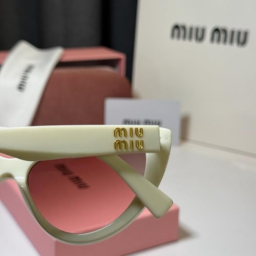 نظارة ميو ميو Cat Eye باللون بالابيض