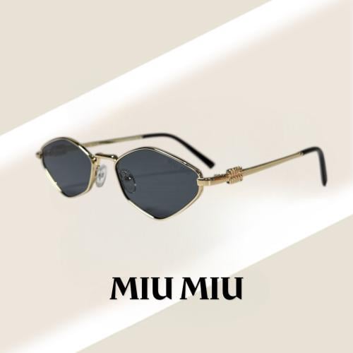 نظارة ميو ميو باللون الذهبي وعدسة سداسية باللون ال...