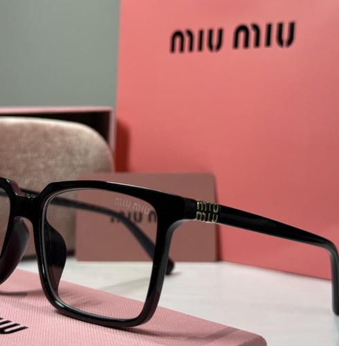 نظارة ميو ميو باللون الاسود بعدسة مربعه شفافة