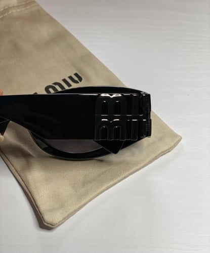 نظارة ميو mيو باللون الاسود وشعار فضي غامق