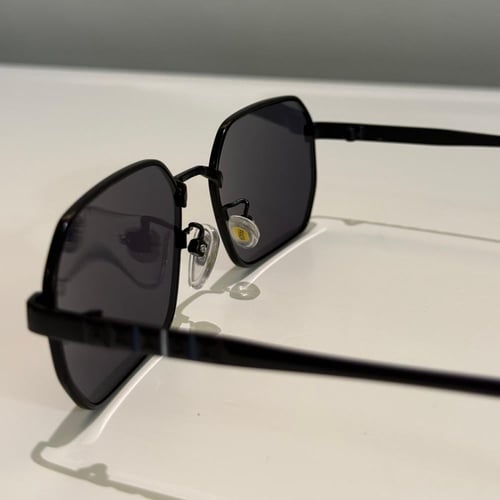 نظارة برادا بعدسة مستطيلة باللون الاسود