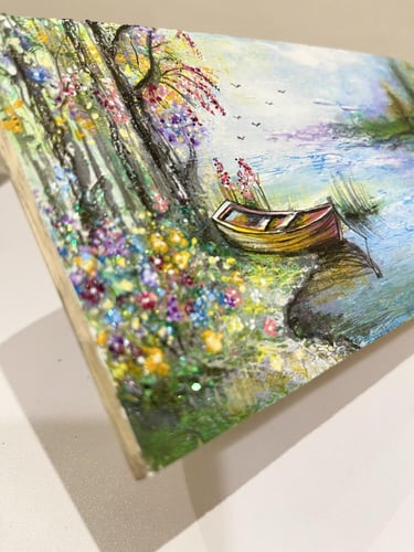 رسم يدوي على جذع خشبي