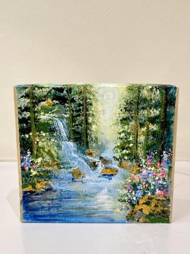 رسم يدوي على حذع خشبي