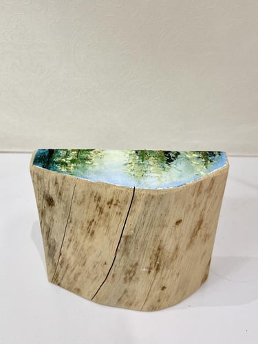 رسم يدوي على حذع خشبي