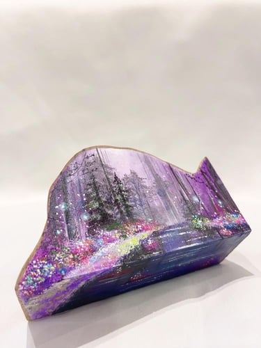 رسم يدوي على جذع خشبي