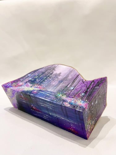 رسم يدوي على جذع خشبي