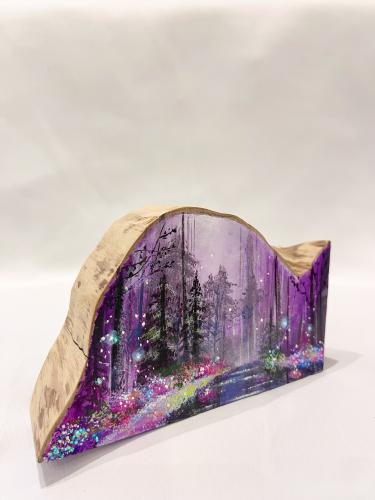 رسم يدوي على جذع خشبي