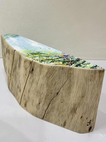 رسم يدوي على جذع خشبي