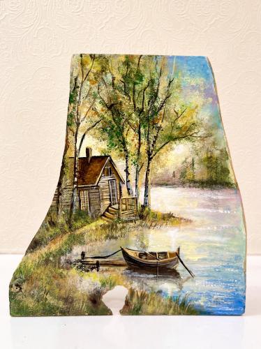 رسم يدوي على جذع خشبي