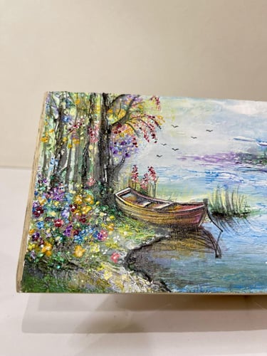 رسم يدوي على جذع خشبي