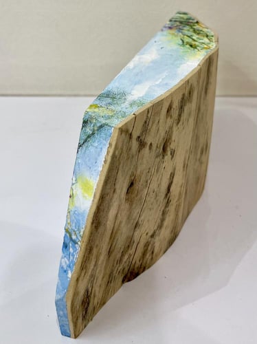 رسم يدوي على جذع خشبي