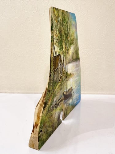 رسم يدوي على جذع خشبي